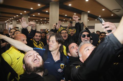 «Χαμός» στο αεροδρόμιο της Λάρνακας για τον Αλμέιδα και τους παίκτες της ΑΕΚ