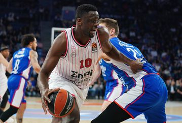 Η βροχή τριπόντων της Έφες «έπνιξε» τον Ολυμπιακό στην Πόλη