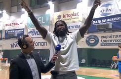 Απίθανος Λεσόρ: Τραγούδησε στα ελληνικά «το κύπελλο θα φέρουμε από την Αραβία» - Η ατάκα για τον τραυματισμό του και το F4 (vid)