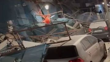 Ρόδος: Σκαλωσιά κατέρρευσε σε ξενοδοχείο και διέλυσε πάνω από 20 αυτοκίνητα