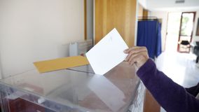 Opinion Poll: Στις 12,2 μονάδες το προβάδισμα ΝΔ, δεύτερη με 15,9% η Πλεύση Ελευθερίας