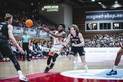 Ποιον παίκτη του Ολυμπιακού ξεπέρασε με τους 54 πόντους ο Γουόκερ - Το βίντεο της επικής εμφάνισης (vid)