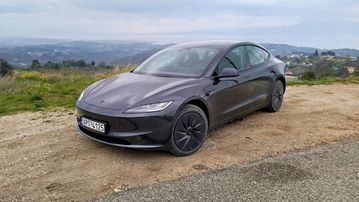 Οδηγούμε στην Ελλάδα το βασικό Tesla Model 3 με σούπερ αυτονομία και τιμή – έκπληξη