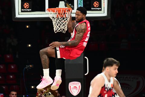 Ο Φουρνιέ ύψωσε και ο Τζόουνς κάρφωσε με μανία (vid)