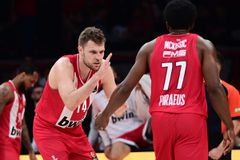 Το χειροκρότημα του Βεζένκοφ στον ΜακΚίσικ είναι δείγμα του ομαδικού πνεύματος που υπάρχει στον Ολυμπιακό (pic)