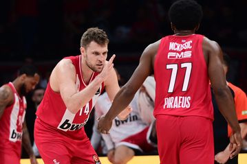 Το χειροκρότημα του Βεζένκοφ στον ΜακΚίσικ είναι δείγμα του ομαδικού πνεύματος που υπάρχει στον Ολυμπιακό (pic)