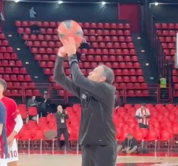 Ο προπονητής της Μπασκόνια στο shoot around μαζί με τους παίκτες του - Το βίντεο του Sportal