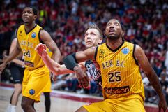 Ο Μίτσελ «απάντησε» στις απειλές θανάτου και στη βία με συγχαρητήρια στην Χάποελ!