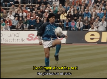 Όταν ο Μαραντόνα έκανε ζέσταμα υπό τους ήχους του «Live is life» και... υποχρέωσε την Μπάγερν να υποκλιθεί (vids)