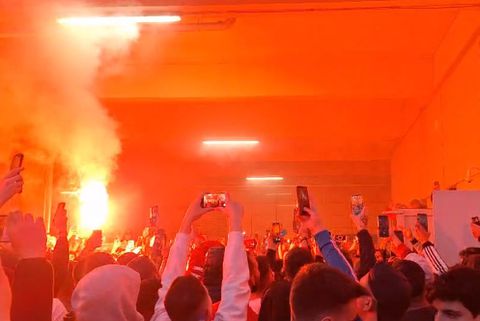 «Βάφτηκε» κόκκινο το «Ελ. Βενιζέλος»: Χαμός από χιλιάδες οπαδούς του Ολυμπιακού μετά την πρόκριση κόντρα στη Φενέρμπαχτσε (vid)