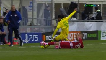 Τάκλιν γεμάτο πάθος από τον Μουζακίτη - Χειροκρότησε ο Μαυρογενίδης