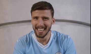 Η Μάντσεστερ Σίτι παρουσίασε τη νέα φανέλα, εμπνευσμένη από την πρώτη της σεζόν στο «Έτιχαντ» (vid)