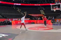 Ο Σακίλ ΜακΚίσικ πάτησε πρώτος το παρκέ (vid)