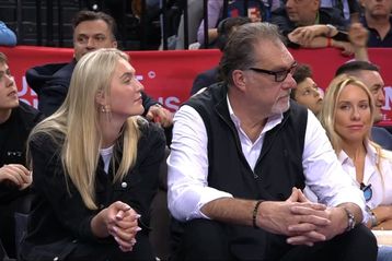 O Σαμπόνις παρακολουθεί τα παιχνίδια με την κόρη του (vid)