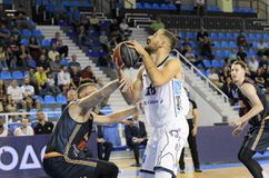 Ο Μαυροειδής «ανέκρινε» τον Χατζηδάκη: «Τιμή και δικαίωση η επιστροφή στην ΑΕΚ» (vid)