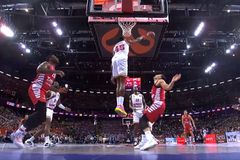 «Έσβησε» τα φώτα στον Σλούκα ο Χολ (vid)