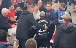 Ξέσπασαν επεισόδια στο τέλος του Άλκμααρ - Γουέστ Χαμ, σε ρόλο... πυροσβέστη ο Παυλίδης (vid)