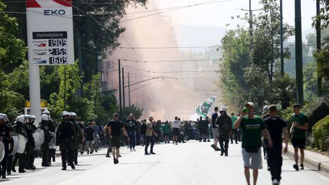 Ισχυρές αστυνομικές δυνάμεις στη Λεωφόρο για το συλλαλητήριο - Επιστρατεύτηκε κι όχημα της «Αύρας» (gallery)