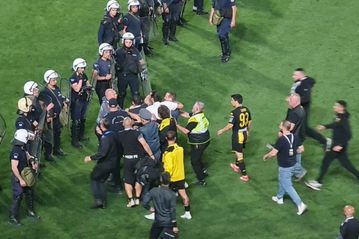 Ο κακός χαμός επικράτησε στο Χαριλάου μετά τη λήξη - Πιάστηκαν στα χέρια τα δύο «στρατόπεδα»