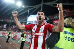 Ο Γιάρεμτσουκ έβαλε φαρδιά πλατιά την υπογραφή του στο ερυθρόλευκο νταμπλ