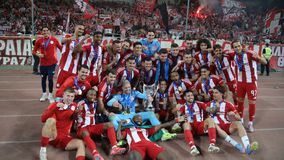 Τα φιλιά του Γιάρεμτσουκ, τα χαμόγελα των Ελ Κααμπί, Μεντιλίμπαρ και οι πανηγυρισμοί στον Ολυμπιακό για το νταμπλ