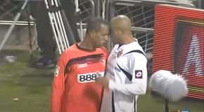 Ο... χειρότερος καυγάς μεταξύ ποδοσφαιριστών στην ιστορία - Με δυσκολία «έβρισκε» ο ένας τον άλλον (vid)