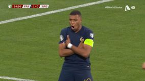 Όλα λάθος από τον Μαυροπάνο: Πρώτα έκανε πέναλτι λόγω «εγκληματικού» τάκλιν σε Γκριεζμάν και στη συνέχεια οδήγησε σε επανάληψη την εκτέλεση του Εμπαπέ