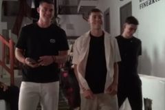 Ο Στέφανος Τζίμας έκανε διακοπές στη Μύκονο με πασίγνωστο Έλληνα τράπερ (pic)