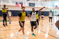 Ο Κλέι Τόμπσον μένει σε φόρμα μέσω... Μπαχαμών (vid)