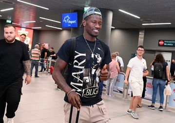 Έφτασε στη Θεσσαλονίκη για τον ΠΑΟΚ ο Μαντί Καμαρά (vids)