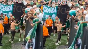 Ο πρώην τεχνικός του ΠΑΟΚ Αμπέλ Φερέιρα έδωσε τη φανέλα σε οπαδό και πήγε ημίγυμνος στα αποδυτήρια (vid)