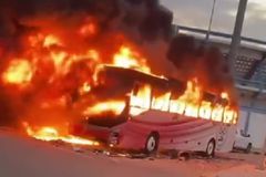 Χάος στη Λιβύη: Διακοπή αγώνα μετά από εισβολή οπαδών και εμπρησμό πούλμαν (vids)