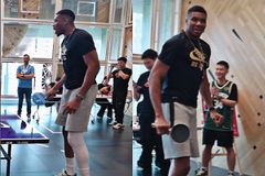 Ο Γιάννης Αντετοκούνμπο το... έχει και στο πινγκ πονγκ!