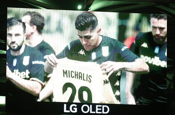 Στα μάτριξ της OPAP Arena ο πανηγυρισμός του Πάλμα με τη φανέλα του Μιχάλη (gallery)