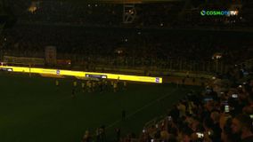 Ράγισαν και τα τσιμέντα στην «OPAP Arena» για τον Μιχάλη: Η στιγμή που οι παίκτες αφήνουν λουλούδια (vid)