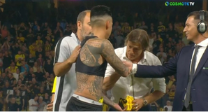 Ο Αλμέιδα φίλησε το χέρι του Αραούχο όταν πήγε να τον συγχαρεί (vid)