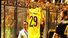 Συγκλονιστικά πλάνα από την OPAP Arena | Ποδοσφαιριστές και φίλαθλοι της ΑΕΚ αποτίνουν φόρο τιμής στη μνήμη του Μιχάλη