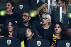 Η μητέρα και ο αδερφός του Μιχάλη Κατσούρη στην «OPAP Arena»