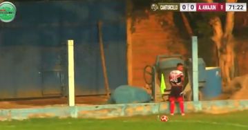 Αποβολή - έπος στο Περού: Ποδοσφαιριστής αντίκρισε την κόκκινη κάρτα επειδή έκανε την ανάγκη του (vid)