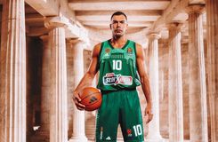 Οι παίκτες του Παναθηναϊκού με τις νέες εμφανίσεις - Εξαντλήθηκε η πράσινη φανέλα, προς sold out και η λευκή (pics)