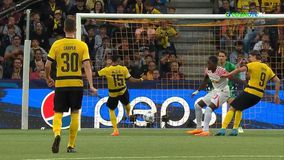 Τρομερή συνεργασία και «ξερό» σουτ του Ελία για το 1-1 της Γιούνγκ Μπόις