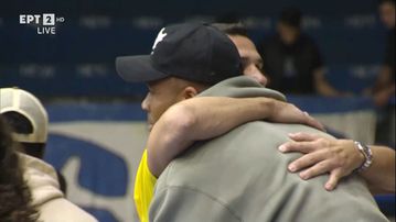 Η αγκαλιά του Αντετοκούνμπο με τον Ζήση στο Περιστέρι (vids)