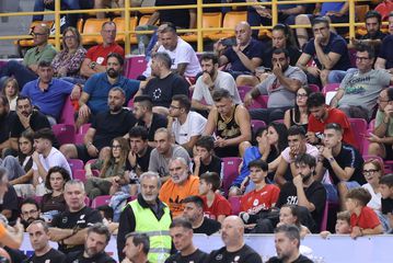 Ατύχημα στο κλειστό της Νέας Αλικαρνασσού: Άνθρωποι του Ολυμπιακού έσπευσαν να βοηθήσουν