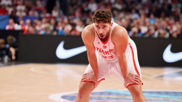 Ο Σενγκούν τα «έσπασε» με Βίσση σε ελληνικό εστιατόριο και «έφαγε» πιάτο στο κεφάλι (vid)