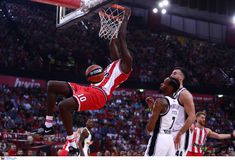 Κάρφωσε εμφατικά ο Φαλ και ξεσήκωσε το ΣΕΦ κόντρα στην Παρτίζαν (vid)