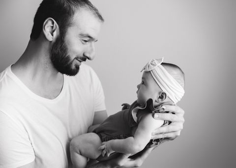 Ράγισε καρδιές ο Κουφός: Πήρε στο σπίτι του τη νεογέννητη κόρη του έπειτα από έξι μήνες στο νοσοκομείο (pic)