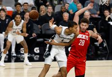 Η «σαραντάρα» του Πουλ και το νέο show του Ουεμπανιαμά (vids)