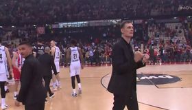 Ανεπανάληπτος Μπαρτζώκας: Δεν έφευγε για τα αποδυτήρια και πανηγύριζε με σφιγμένες γροθιές στο παρκέ του ΣΕΦ!