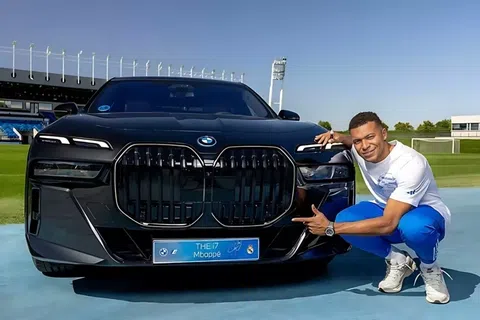 Ο Εμπαπέ πήρε μία καινούργια BMW, αλλά δεν μπορεί να την οδηγήσει για έναν απίθανο λόγο!