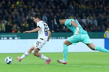 Ο Κωνσταντέλιας εκμεταλλεύτηκε το λάθος του Μουκουντί κι έκανε το 2-0 για τον ΠΑΟΚ